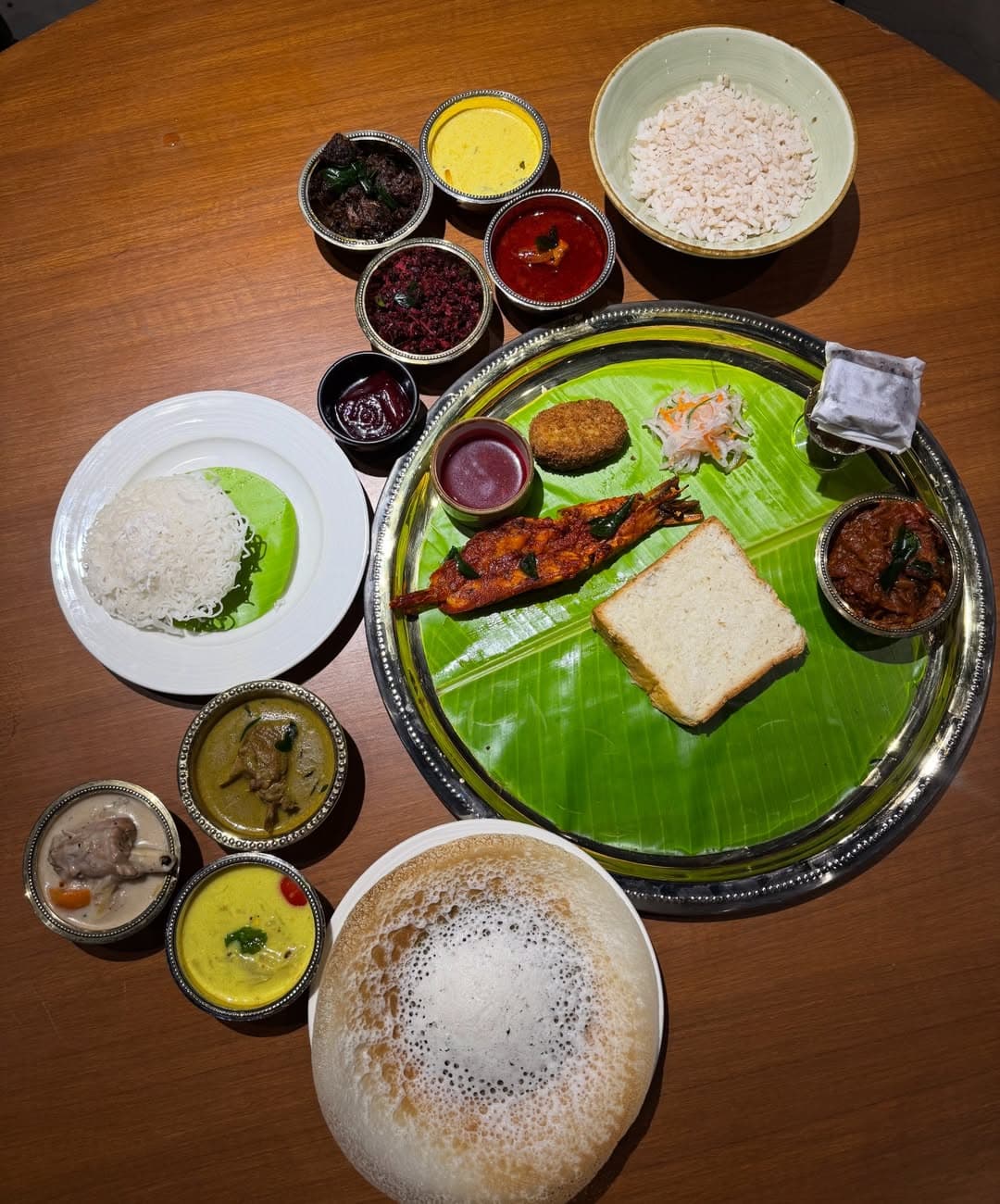 The Theenmura at Kappa Chakka Kandhari is a feast that captures the essence of Kerala’s local flavours, from mutton stew and duck mappas to fish moilee, beef fry, and more.